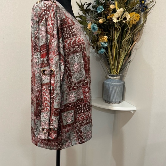 Above and Beyond floral Rich Red Burgundy and white Tunic top size Medium - Picture 5 of 10